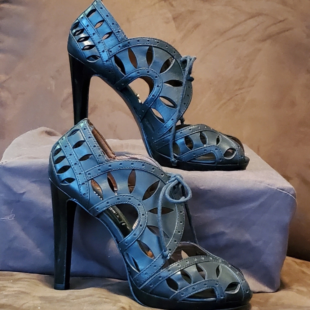 BCBGMAXAZRIA Caged Bootie - Size 6